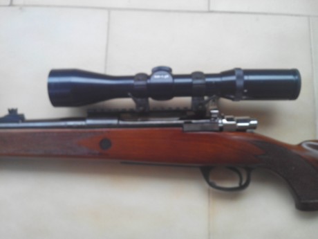 Un rifle Santa Barbará De Luxe, cal. 300wm, encamado en la acción, cañón flotante de 61cm., carril Weaver, 00