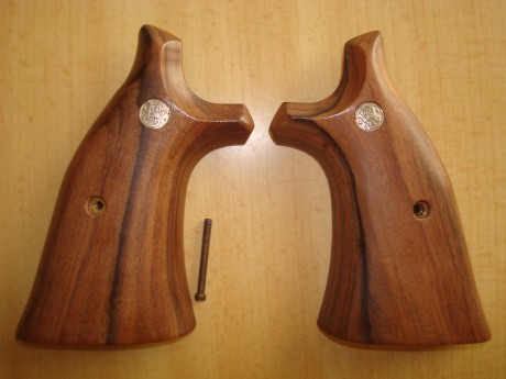  DSC06581.JPG  DSC06582.JPG 

Cachas para revolver S&W armazón K/L. 60€ con envío en península o cambio 01