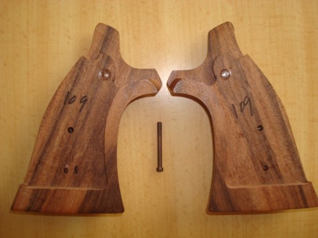  DSC06581.JPG  DSC06582.JPG 

Cachas para revolver S&W armazón K/L. 60€ con envío en península o cambio 00
