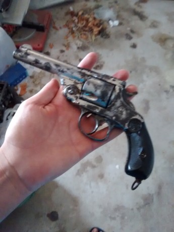 Hola!
En casa hemos encontrado un viejo revólver de los abuelos. Está muy oxidado y estropeado, pero tengo 02