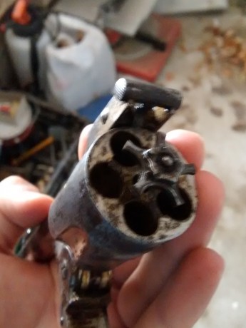 Hola!
En casa hemos encontrado un viejo revólver de los abuelos. Está muy oxidado y estropeado, pero tengo 00
