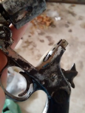 Hola!
En casa hemos encontrado un viejo revólver de los abuelos. Está muy oxidado y estropeado, pero tengo 11