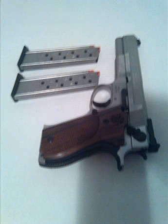 Buenas, un compañero me ha pedido que le venda su preciosa Pistola de  9 mm.

Se trata de una Smith&Wesson 02