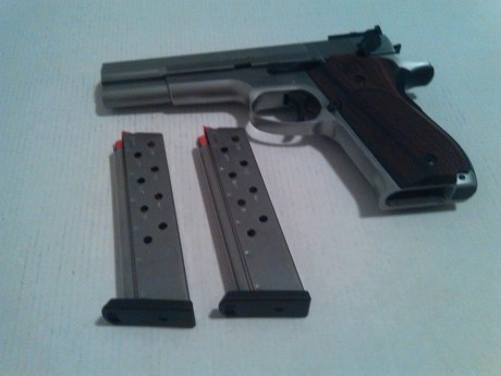 Buenas, un compañero me ha pedido que le venda su preciosa Pistola de  9 mm.

Se trata de una Smith&Wesson 01