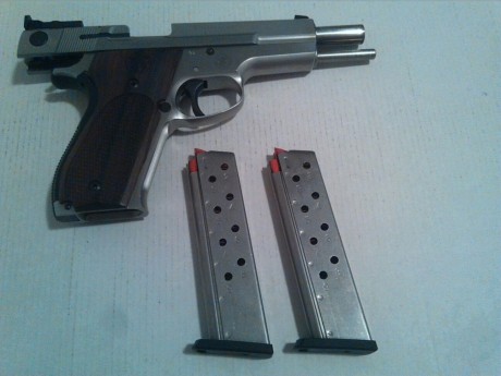 Buenas, un compañero me ha pedido que le venda su preciosa Pistola de  9 mm.

Se trata de una Smith&Wesson 00
