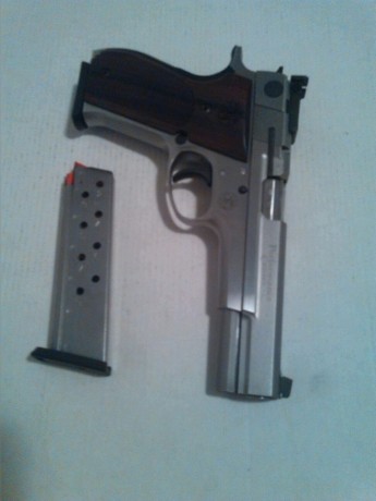 Buenas, un compañero me ha pedido que le venda su preciosa Pistola de  9 mm.

Se trata de una Smith&Wesson 10