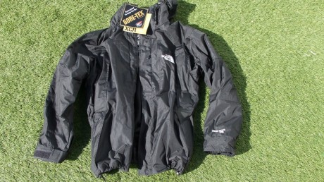 A estrenar. Chaqueta North Face de GORETEX XCR. Talla M. Negra. Con forro polar interior con membrana 12