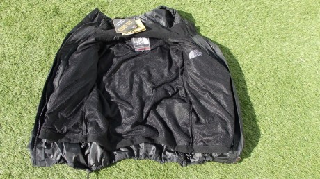 A estrenar. Chaqueta North Face de GORETEX XCR. Talla M. Negra. Con forro polar interior con membrana 11