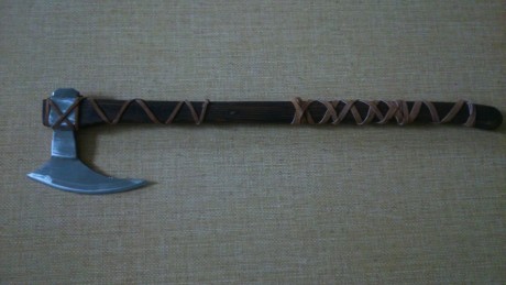 Hola a todos, abro este tema para enseñar uno de mis hobbys . Realizo espadas, hachas, dagas, y algun 30
