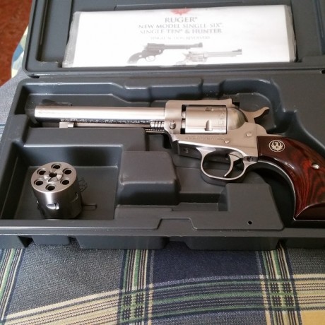 Buenos días.
Ofrezco para venta ( con mucha pena, pero no lo uso  ) mi revolver Ruger Single-Six de acero 02