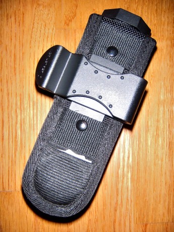 Linterna táctica en perfecto estado con cuerpo de aluminio anodizado color negro. Pulsador táctico en 12