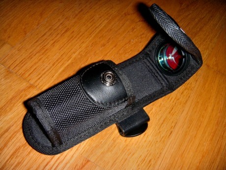 Linterna táctica en perfecto estado con cuerpo de aluminio anodizado color negro. Pulsador táctico en 11