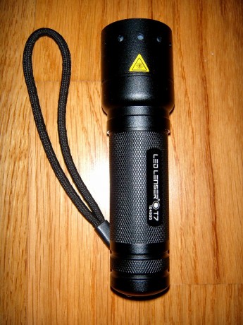 Linterna táctica en perfecto estado con cuerpo de aluminio anodizado color negro. Pulsador táctico en 10