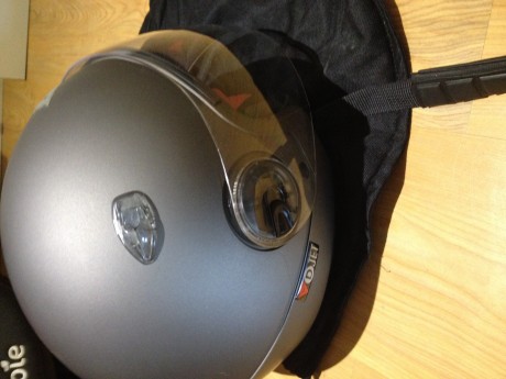 Vaciando trastero
Casco marca DAINESE talla 54 / XS nuevo sin uso con su funda. Pantalla intacta interior 01