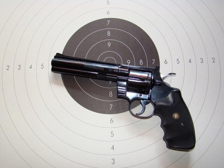 Vendo revolver Colt Python en 6 pulgadas, estado usado con un disparador ajustado, parece que no da el 02