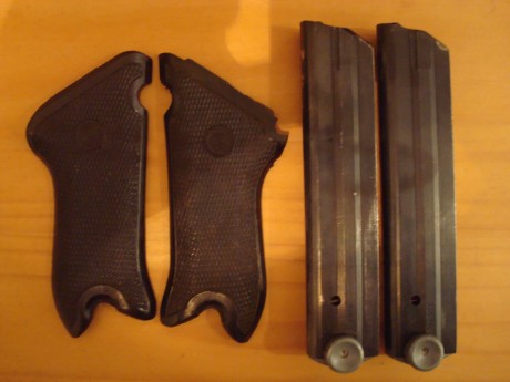 DSC06600.JPG  DSC06605.JPG 

Cargadores para 08 (2/1001) y cachas para una Vopo (vendidos). Cargadores 01