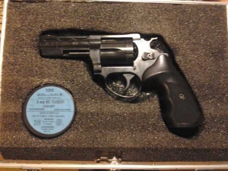 SE VENDE REVOLVER FLOBERT CUNO MELCHER 6MM EN MUY BUEN ESTADO CON MALETIN Y DE REGALO CAJA Y MEDIA DE 02