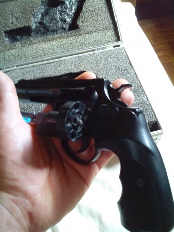 SE VENDE REVOLVER FLOBERT CUNO MELCHER 6MM EN MUY BUEN ESTADO CON MALETIN Y DE REGALO CAJA Y MEDIA DE 01