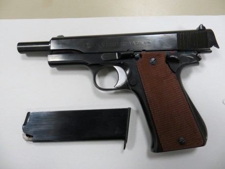 Buenas gente:

 Un compañero me pide el favor de que le anuncie un arma que quiere vender, y que a mi 01
