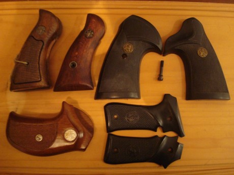  DSC06610.JPG 

Revolver Llama ........................20€ (cada juego)
Revolver Colt Python las Pachmayr...20€ 00