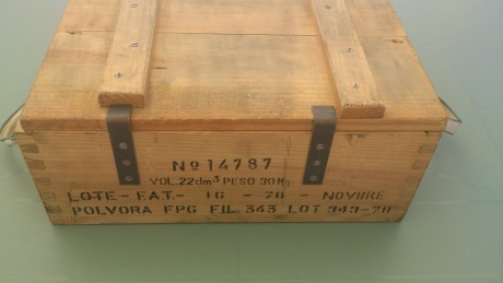 Hola, vendo un cajón de madera procedente de munición militar. Se encuentra en perfecto estado. Está en 02