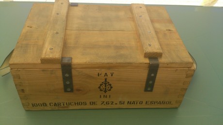 Hola, vendo un cajón de madera procedente de munición militar. Se encuentra en perfecto estado. Está en 01