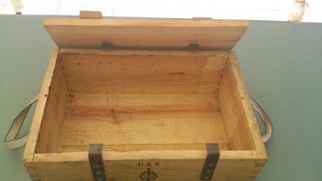 Hola, vendo un cajón de madera procedente de munición militar. Se encuentra en perfecto estado. Está en 00