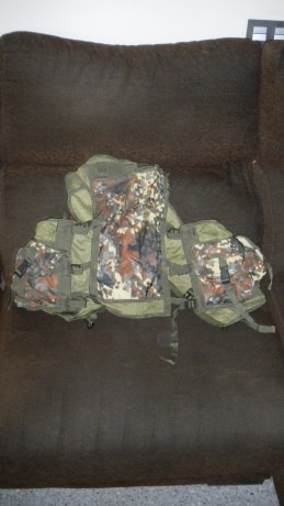 Se vende CHALECO TACTICO FLECKTARN multitalla, muy ajustable,

8 bolsillos
funda interior arma corta
bolsillo 01