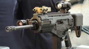 El ARX-160 ya es una realidad, lo mismo que la conversión para tirar con cargadores del AK-47 y por supuesto 01