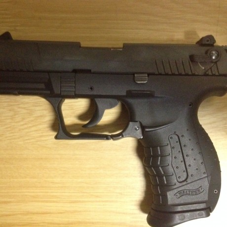 -A la venta esta pequeña pistola del 22LR con cañon corto y además otro cañón largo( TARGET).
El arma 01