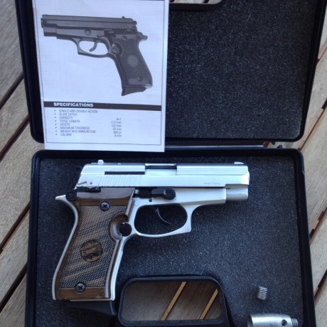 -Pistola Ekol Voltran P29 de 9mm pak. Tiene dos obstrucciones, una a rosca, y un pequeño pasador cilindrico 00