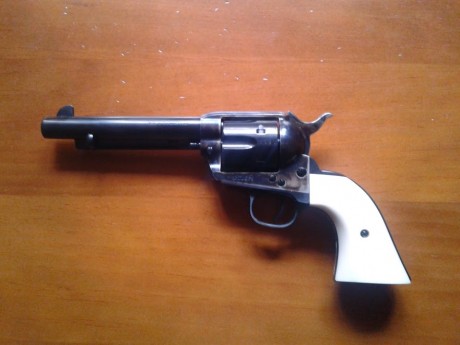 Hola, después de darle muchas vueltas he decidido quitarme el Uberti del .45 Long Colt, guiado en AE, 20