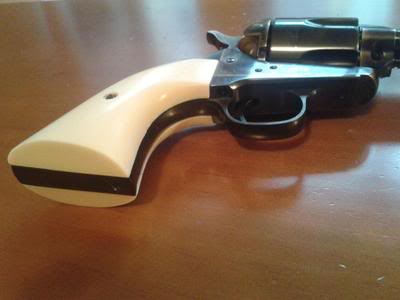 Hola, después de darle muchas vueltas he decidido quitarme el Uberti del .45 Long Colt, guiado en AE, 52