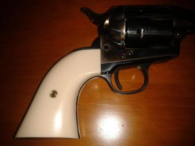 Hola, después de darle muchas vueltas he decidido quitarme el Uberti del .45 Long Colt, guiado en AE, 51