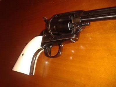 Hola, después de darle muchas vueltas he decidido quitarme el Uberti del .45 Long Colt, guiado en AE, 50