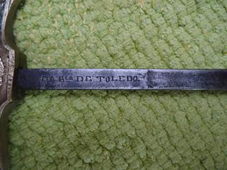 Vendo este espadín, desconozco época y si es modelo civil o militar, marcado por la fábrica de Toledo.

Precio: 01