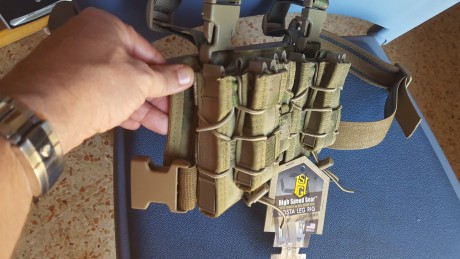 Si ,,es una funda pernera para Poner cargadores de ar 15 y pistola a la vez. No se ha estrenado 

El modelo 01