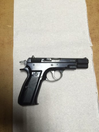 Un Amigo me pidio que le anunciase esta Pistola CZ 75 guiada en F con 2 cargadores de 15 tiros y dos cargadores 00