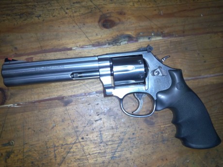 Vendo el sIguiente revolver  S&W:
Modelo 686 en acero inoxidable
Calibre 357/38
Longitud de cañon: 02