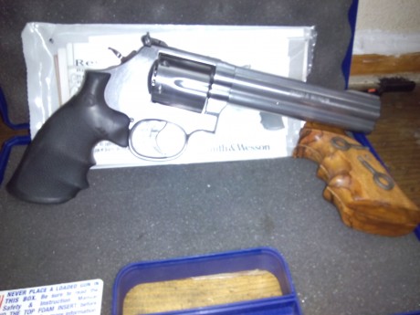 Vendo el sIguiente revolver  S&W:
Modelo 686 en acero inoxidable
Calibre 357/38
Longitud de cañon: 00