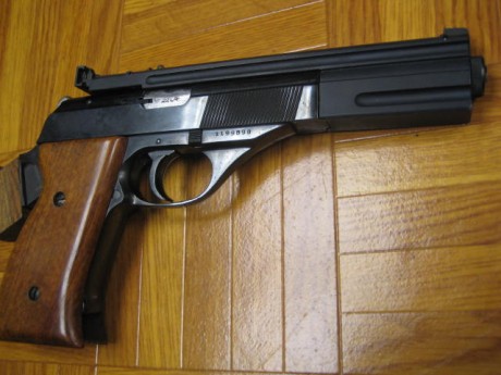 Hola, un amigo me ha pedido que le anuncie esta pistola, Astra TS-22, con dos cargadores, y empuñadura 01