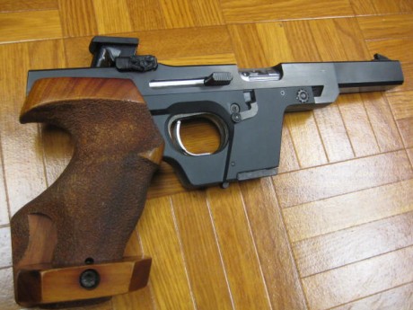 Hola, un amigo me ha pedido le anuncie esta Walther GSP, con muy pocos tiros, empuñadura M.  con dos cargadores, 02