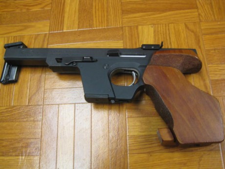 Hola, un amigo me ha pedido le anuncie esta Walther GSP, con muy pocos tiros, empuñadura M.  con dos cargadores, 12