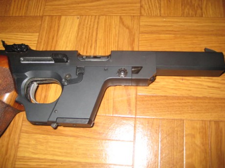 Hola, un amigo me ha pedido le anuncie esta Walther GSP, con muy pocos tiros, empuñadura M.  con dos cargadores, 11