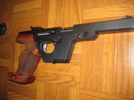 Hola, un amigo me ha pedido le anuncie esta Walther GSP, con muy pocos tiros, empuñadura M.  con dos cargadores, 10
