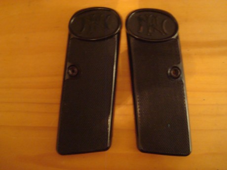  DSC06624.JPG  DSC06626.JPG 
Cachas para FN 1922 en estado nuevo. 45€ con envío en península. 01