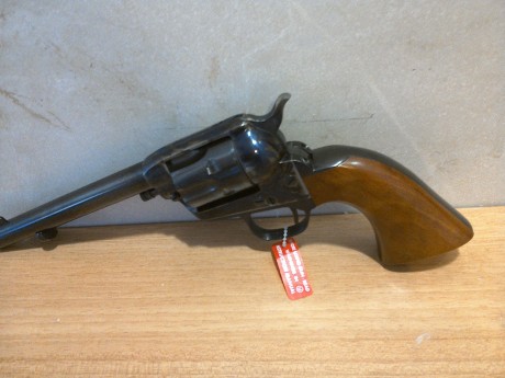 Hola, cambio este revolver del 22lr, sin usar completamente nuevo y con  papeles del bope y defensa
por 01