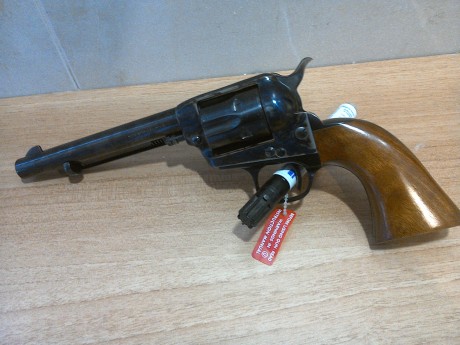 Hola, cambio este revolver del 22lr, sin usar completamente nuevo y con  papeles del bope y defensa
por 00