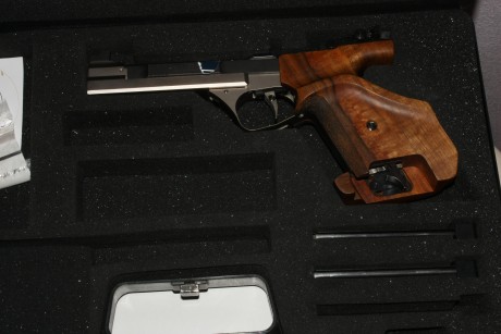 un compañero del club me pide que le ponga a la venta esta maravillosa pistola, se trata de una feinwerkbau 02