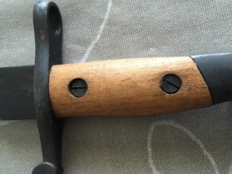 He comprado esta bayoneta mod 1941 pero no se si es original las cachas y el fosfatado, puede ser algún 21
